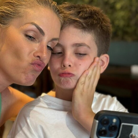 Ana Hickmann explicou por sua assessoria que o filho da apresentadora será entregue a Alexandre Correa dia 9 de janeiro de 2024 para ser reentregue dia 17 de janeiro de 2024