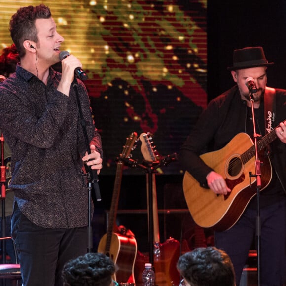 Reflexo de Sandy foi visto em óculos de Lucas Lima pelos internautas, que passaram a torcer pela reconciliação do ex-casal: 'Só eu que enxerguei a Sandy tirando a foto? Socorro'