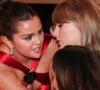 Selena Gomez viralizou ao surgir fofocando com Taylor Swift em Globo de Ouro