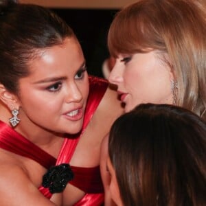 Selena Gomez viralizou ao surgir fofocando com Taylor Swift em Globo de Ouro