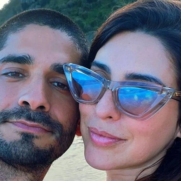 Fernanda Paes Leme exibe barriga de 5 meses de grávida em cliques em Fernando de Noronha