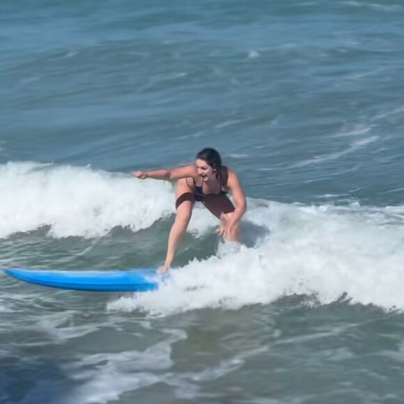 Além do clique, Kéfera publicou dois vídeos mostrando o seu grande amor pelo surfe