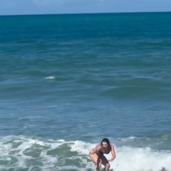 Na legenda, Kéfera mandou Gabriel Medina, ex-marido de Yasmin Brunet, se cuidar com ela
