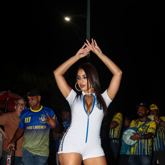 Carnaval do Rio 2024: Lexa evidenciou o corpo sarado em macacão colado no corpo
