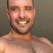 Diogo Nogueira mostra abdômen sarado em foto sem camisa e fãs decretam: 'Paolla passa bem'