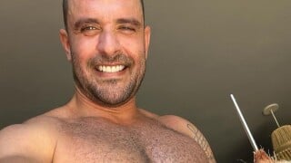 Diogo Nogueira mostra abdômen sarado em foto sem camisa e fãs decretam: 'Paolla passa bem'