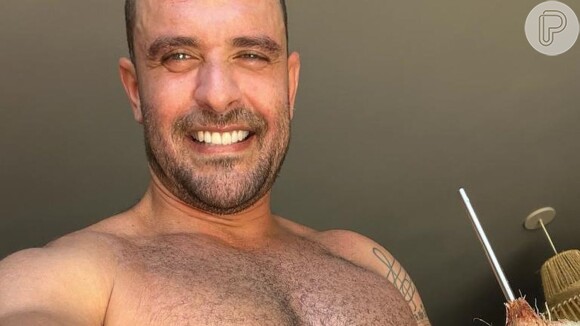 Diogo Nogueira publica foto sem camisa e enlouquece fãs