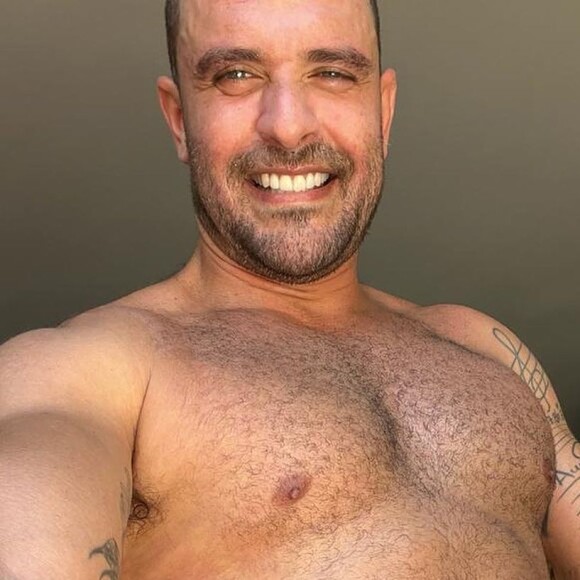 Diogo Nogueira deixou barriga sarada à mostra em novas fotos nas redes sociais