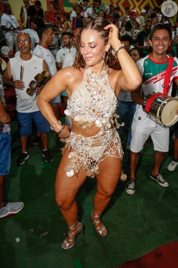 Paolla Oliveira expõe críticas ao seu corpo real durante ensaio de Carnaval pela 'Grande Rio'