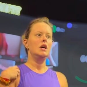 Mari Bridi fez um vídeo mostrando sua rotina pesada de treinos na academia