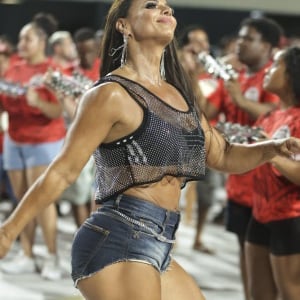 Viviane Araujo: pernas torneadas roubaram a cena em ensaio de Carnaval