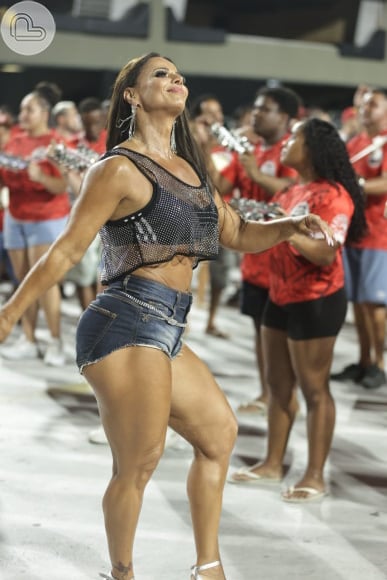 Viviane Araujo: pernas torneadas roubaram a cena em ensaio de Carnaval