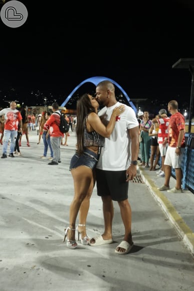 Viviane Araujo ganhou beijo do marido, Guilherme Militão