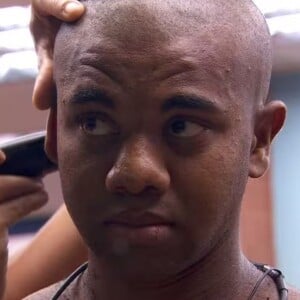 'BBB 24': Após escapar de dois Paredões, Davi decide tirar todo o cabelo e é comparado à Cezar Black