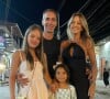 Ticiane Pinheiro e as filhas chamaram atenção por detalhe em foto: 'Sandálias iguais'