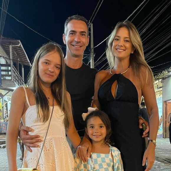 Ticiane Pinheiro e as filhas chamaram atenção por detalhe em foto: 'Sandálias iguais'