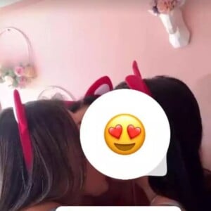 Em vídeo publicado nas redes sociais, Andressa Urach e Fernanda Campos aparecem dando um beijão triplo