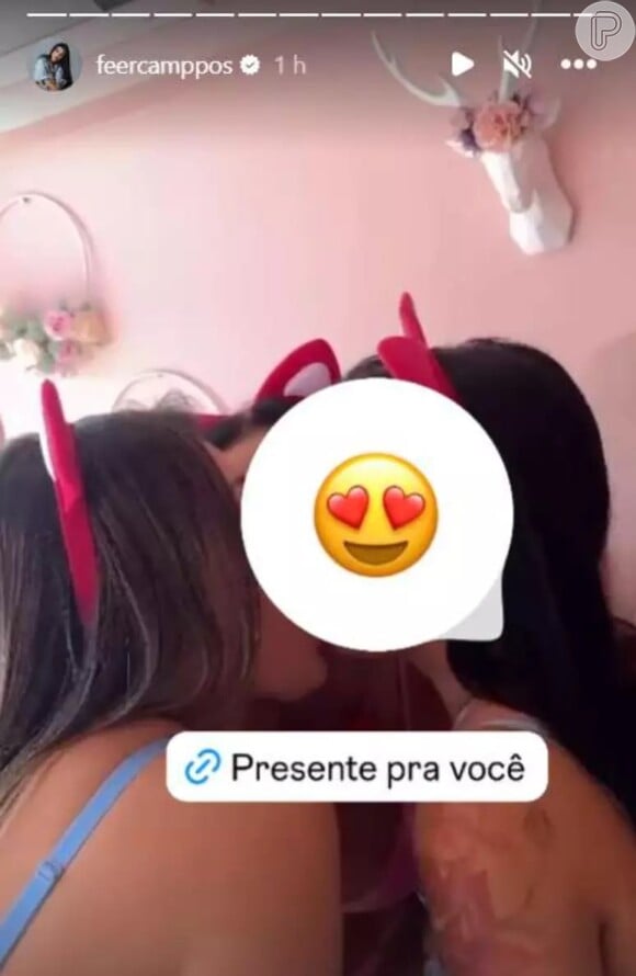Em vídeo publicado nas redes sociais, Andressa Urach e Fernanda Campos aparecem dando um beijão triplo