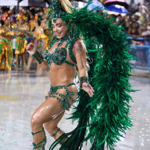 Rainha de bateria da Mocidade, Fabíola Andrade comprovou estar pronta para o desfile do carnaval 2024