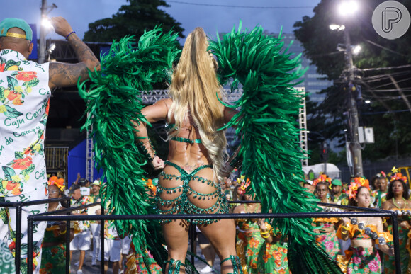 Tatuagem íntima de Fabíola Andrade ficou à mostra em ensaio para o carnaval 2024