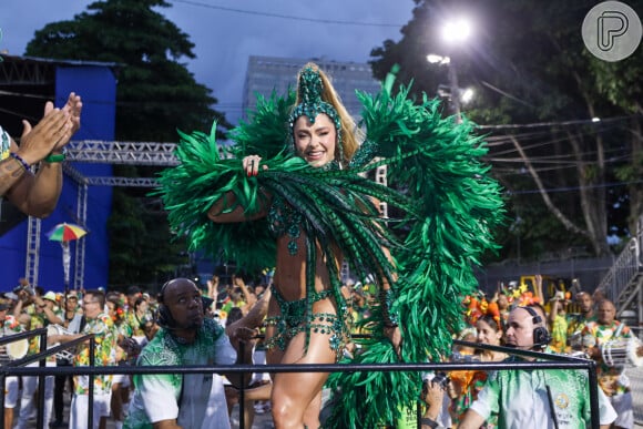 Fabíola Andrade escolheu fantasia toda verde para ensaio do carnaval 2024