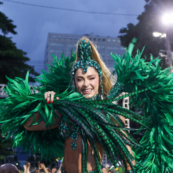 Fabíola Andrade escolheu fantasia toda verde para ensaio do carnaval 2024