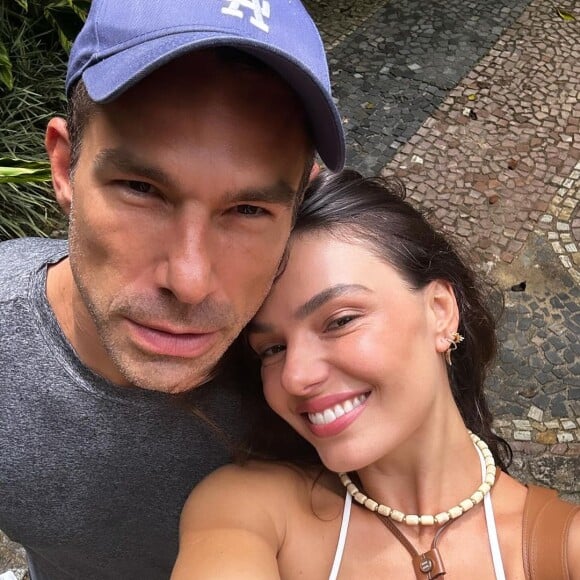 Isis Valverde aproveitou o último domingo para dar um passeio ao lado do noivo Marcus Buaiz