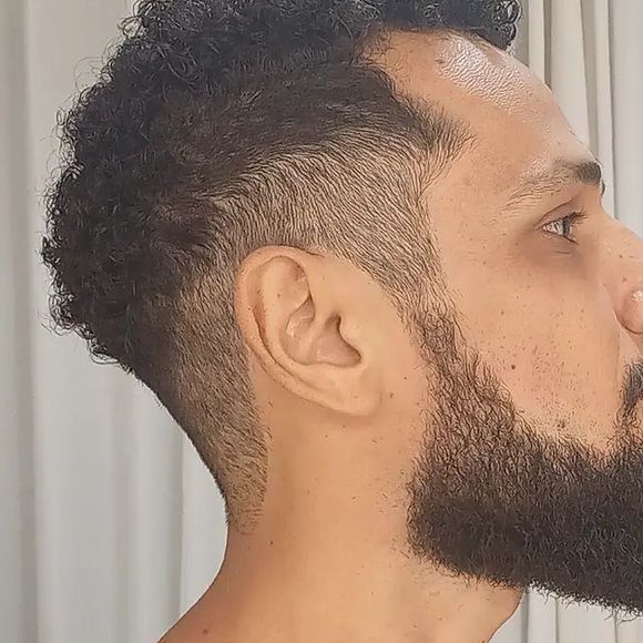 Amaury Lorenzo manteve parte do comprimento da sua barba e cortou o cabelo em degradê