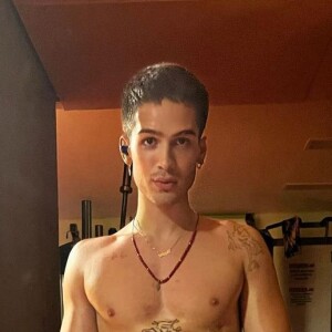 João Guilherme faz foto sem camisa durante treino e exibe tatuagens pelo corpo