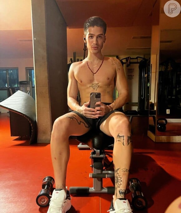 João Guilherme faz foto sem camisa durante treino e exibe tatuagens pelo corpo