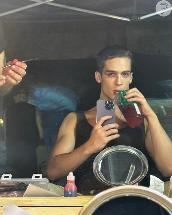 João Guilherme sensualiza em set de gravação com selfie no espelho