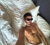 João Guilherme faz foto só de toalha na cama e temperatura esquenta