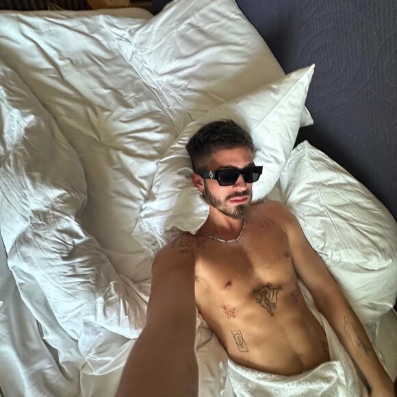 João Guilherme faz foto só de toalha na cama e temperatura esquenta