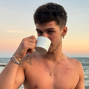 João Guilherme sensualiza ao beber xícara de café