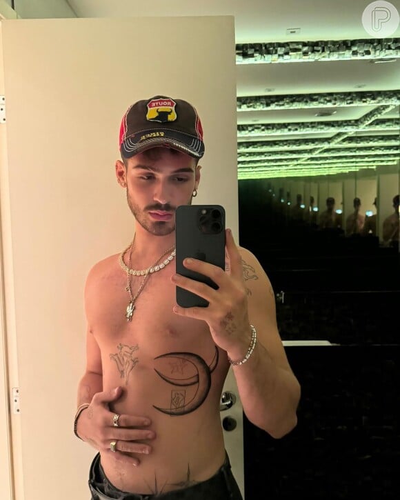 João Guilherme sensualiza e mostra tatuagem na barriga