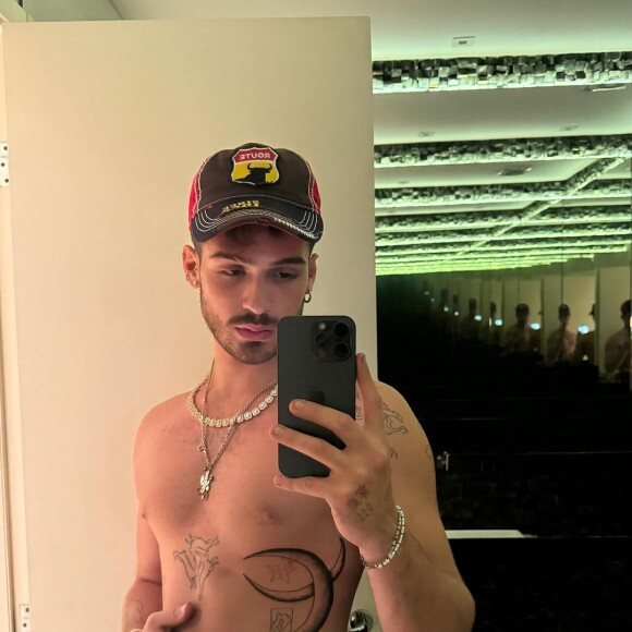 João Guilherme sensualiza e mostra tatuagem na barriga