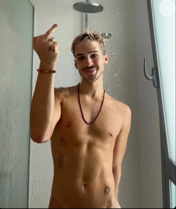 João Guilherme pelado no chuveiro: foto choca do ator fazendo gesto obsceno movimenta a internet
