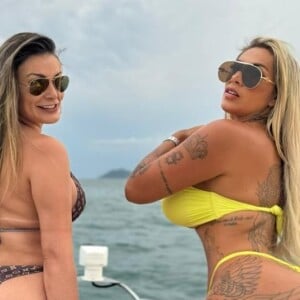 Andressa Urach e Juju Ferrari foram vistas em momento íntimo após passeio de barco pelo litoral de São Paulo