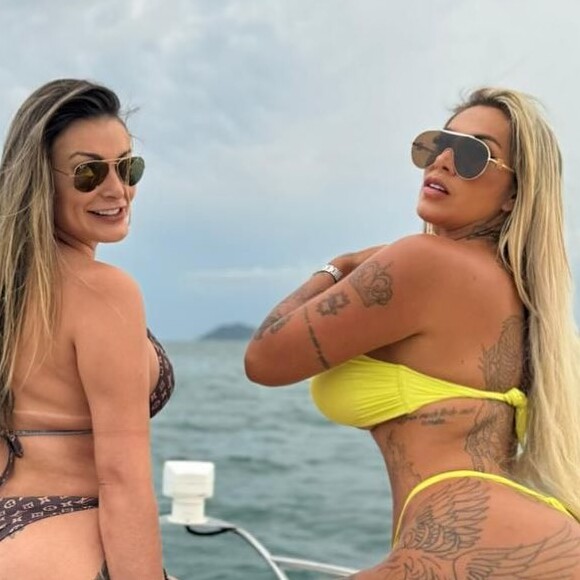 Andressa Urach e Juju Ferrari foram vistas em momento íntimo após passeio de barco pelo litoral de São Paulo