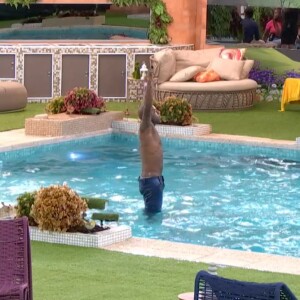 Davi pulou na piscina e comemorou sozinho sua vitória na prova
