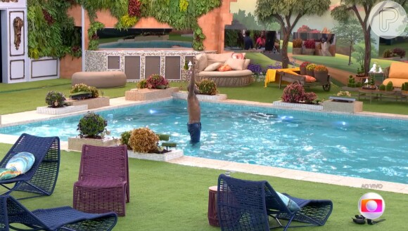 Davi pulou na piscina e comemorou sozinho sua vitória na prova