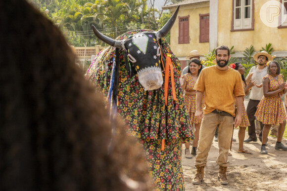 José Inocêncio (Humberto Carrão) observa a chegada do Bumba Meu Boi e se encanta por Maria Santa (Duda Santos) ao vê-la pela primeira vez.