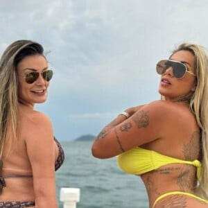 Andressa Urach e Juju Ferrari fizeram passeio de barco juntas e depois foram flagradas em momento íntimo no litoral de São Paulo