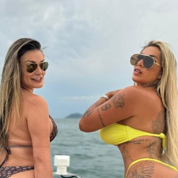 Andressa Urach e Juju Ferrari fizeram passeio de barco juntas e depois foram flagradas em momento íntimo no litoral de São Paulo