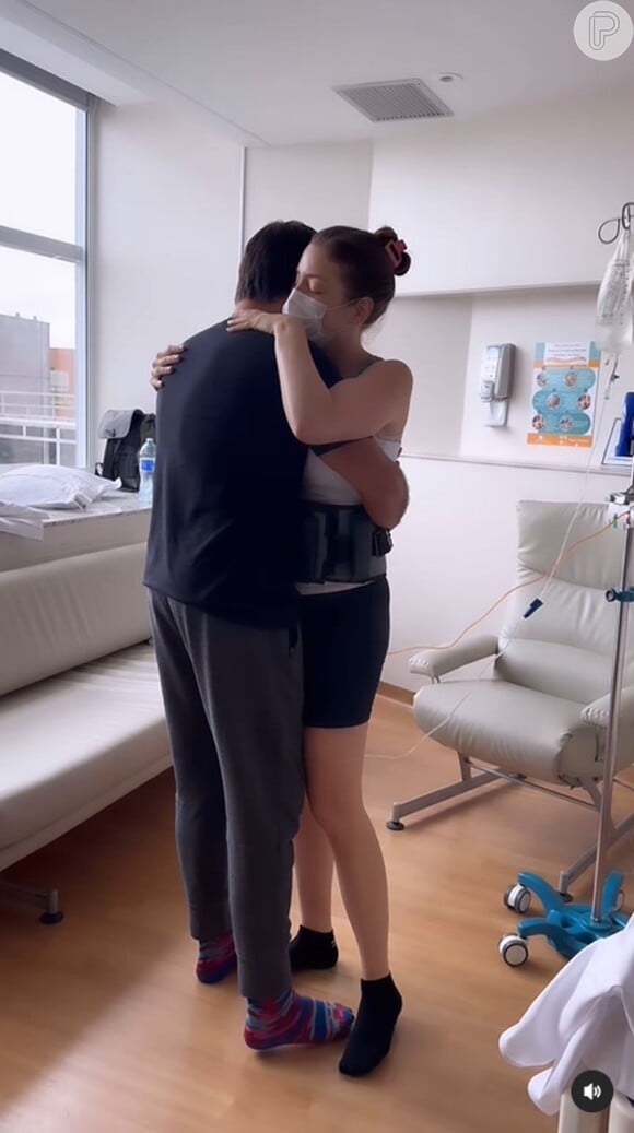 Fabiana Justus comoveu a web ao dançar junto ao marido no hospital