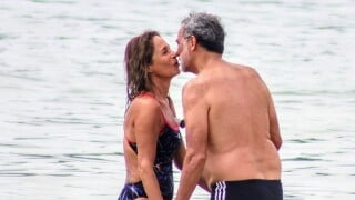 Andréa Beltrão, aos 60 anos, exibe corpo real em maiô vazado durante flagra íntimo com o marido na praia. Veja fotos!