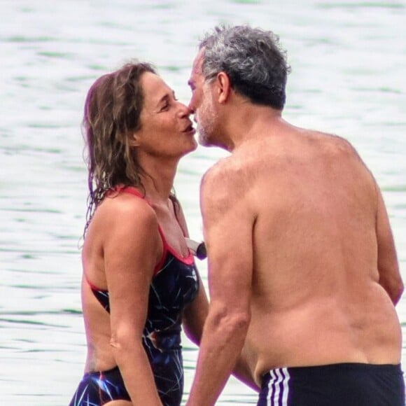 Andréa Beltrão curte praia do Rio de Janeiro com maiô vazado e beija muito o marido