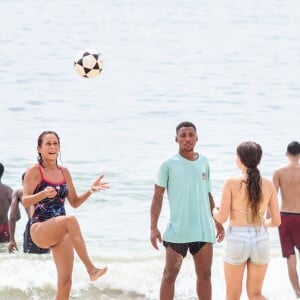 Andréa Beltrão ainda mostrou suas habilidades com a altinha ao se divertir na praia