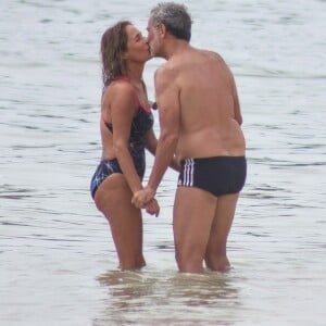 Em um flagra, Andréa Beltrão e o marido compartilharam um momento íntimo e se beijaram muito na praia