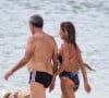 Andréa Beltrão aproveitou a praia de Cobacabana nesta quinta-feira (01), ao lado do marido